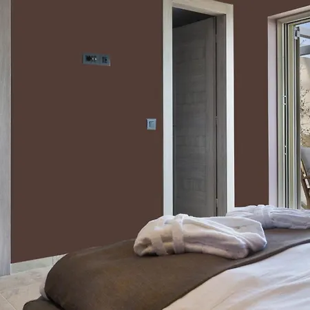 Ylenia Villa *